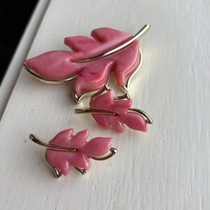 Vintage Pink Lucite Leaf Jewelry Set, Brooch and Clip on Earrings